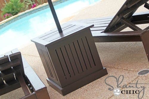 Slatted wood umbrella stand with a notched top