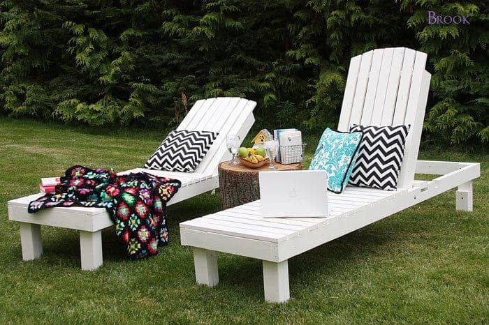 Reclining outdoor chaise lounge with a pivoting backrest