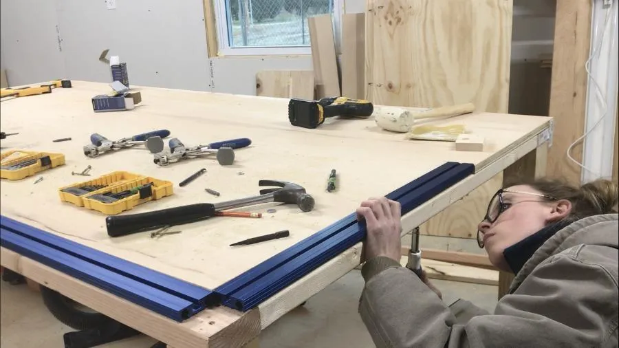 DIY Mobile Workbench with Storage Shelf — step photo 12