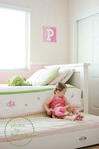 Rolling under-bed trundle platform on casters