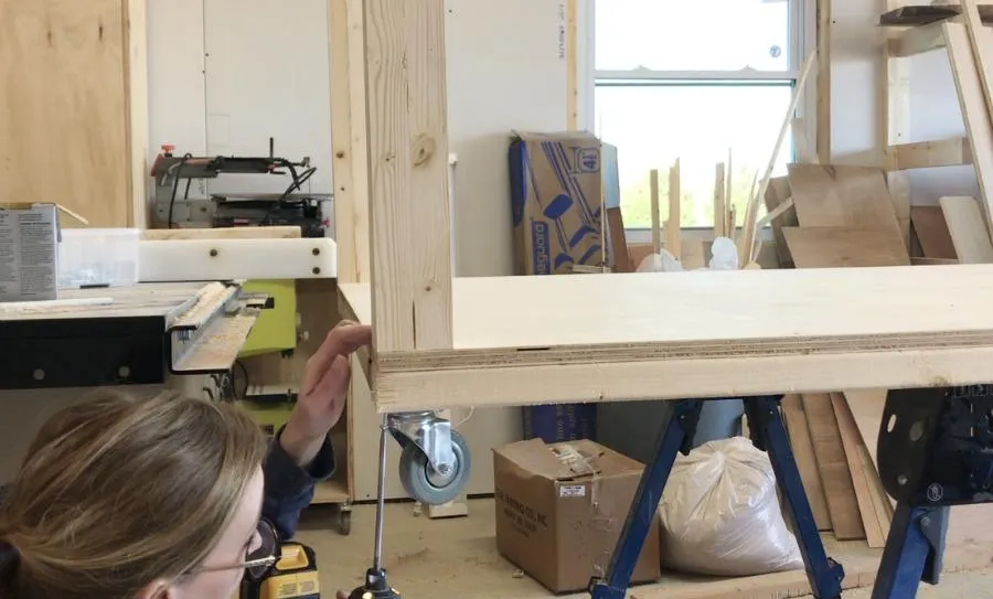 DIY Mobile Workbench with Storage Shelf — step photo 8